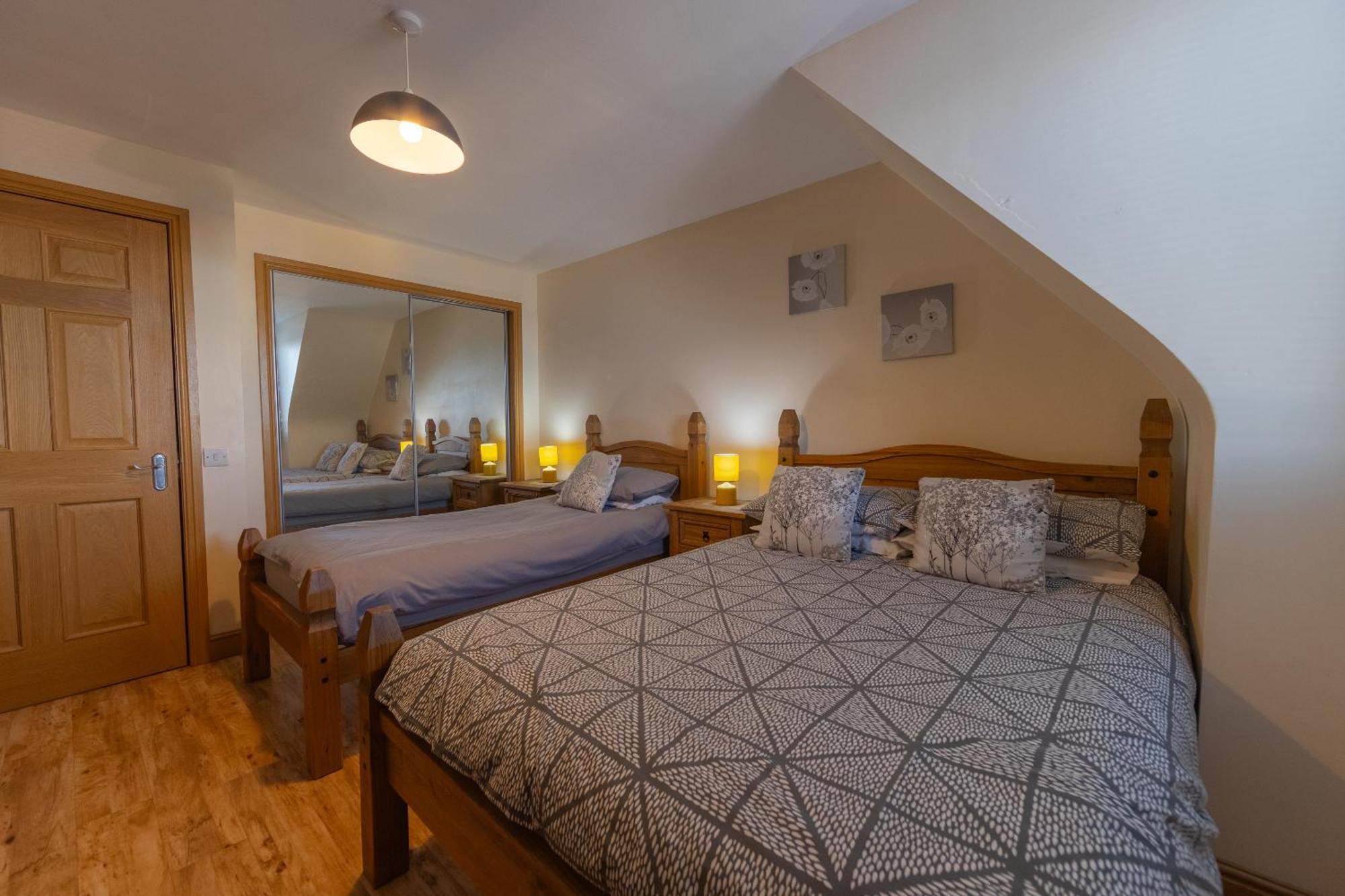Quay Head View Aparthotel Странрер Стая снимка