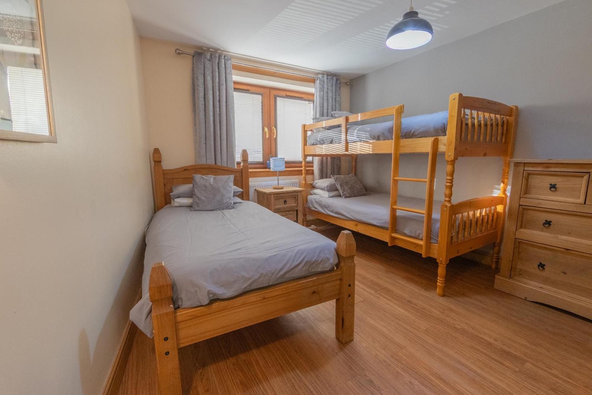 Quay Head View Aparthotel Странрер Стая снимка