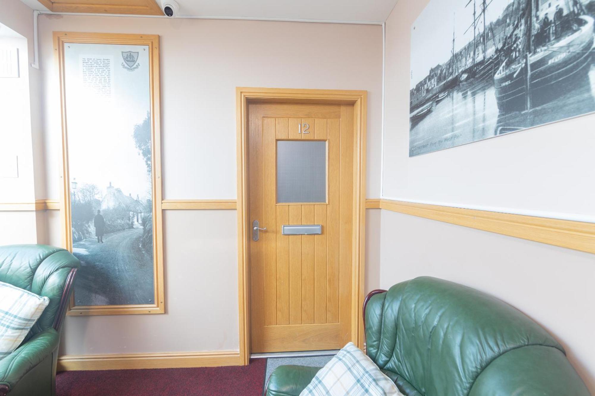 Quay Head View Aparthotel Странрер Стая снимка