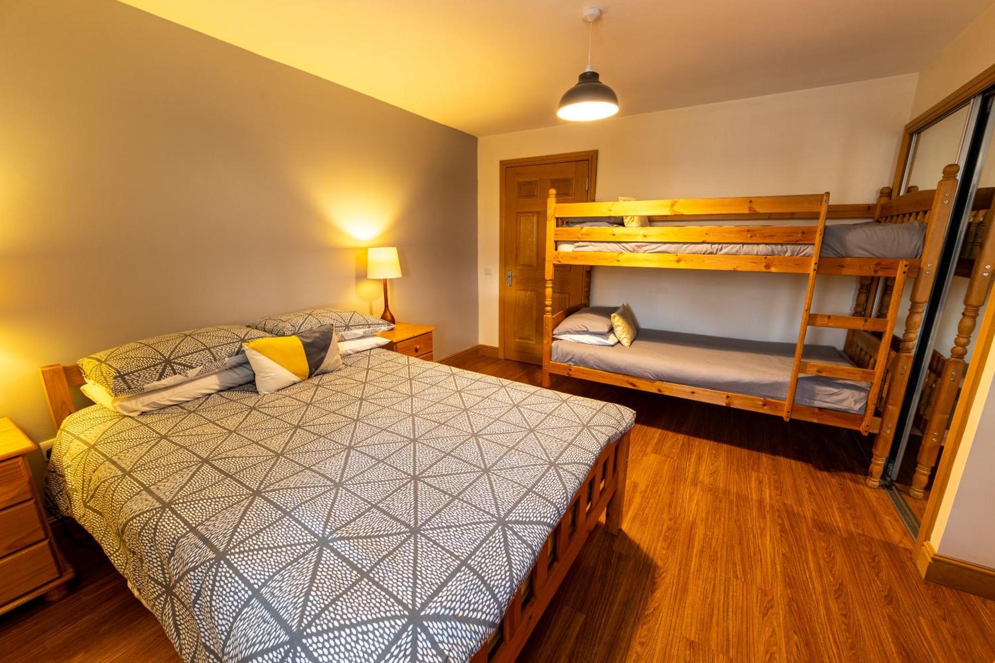 Quay Head View Aparthotel Странрер Стая снимка